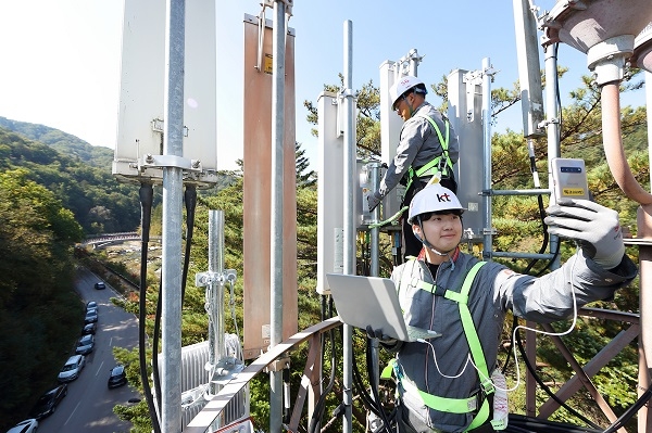 KT 네트워크부문 직원들이 강원도 오대산 내 월정사에서 5G 네트워크 품질을 점검하고 있다. [KT 제공]