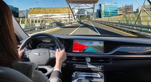 증강현실을 기반으로 주행경로 안내와 차로 이탈 경고 기능이 동시에 작동하고 있는 AR 내비게이션 콘셉트 이미지. [현대차그룹 제공]