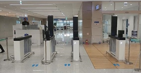 인천공항 제2여객터미널에 설치된 모바일 전자심사 전용게이트. [관세청 제공]