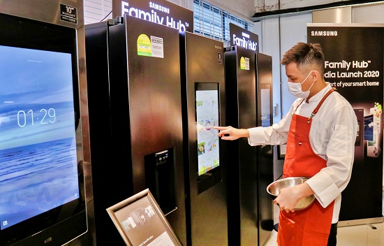 싱가포르의 유명 셰프 셀라맛 수산토(Selamat Susanto)가 패밀리허브 냉장고를 살펴보고 있다. [삼성전자 제공]