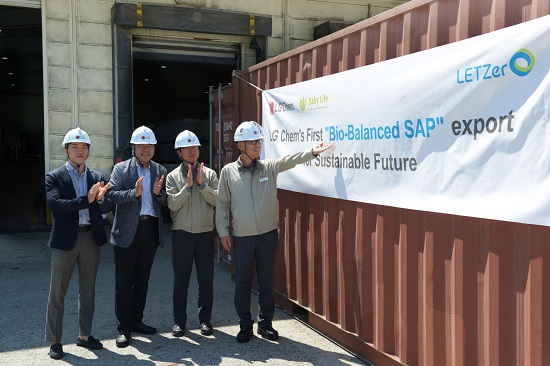 LG화학 임직원들이 여수공장에서 Bio-balanced SAP의 첫 출하를 기념하고 있다. [LG화학 제공]