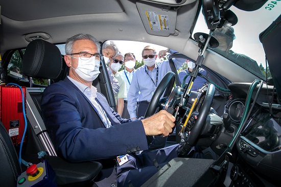 로베르토 렘펠 지엠테크니컬센터코리아 사장이 청라 주행시험장 능동 안전 시험로에서 시험 장비가 장착된 시험 차량을 둘러보고 있다. [지엠테크니컬센터코리아 제공]