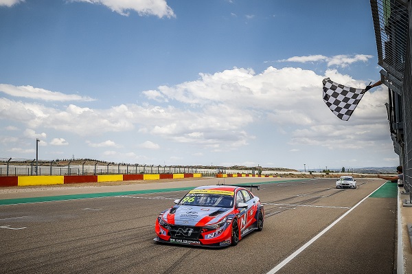 현대자동차 ‘엘란트라 N TCR(국내명 아반떼 N TCR)’이 ‘2022 WTCR’ 스페인 대회에서 결승선을 통과하고 있다. [현대차 제공]