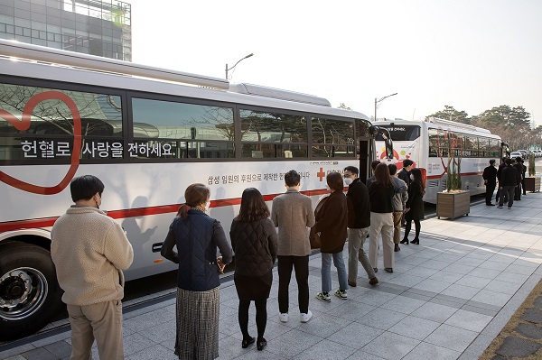 삼성 임직원들이 수원 삼성디지털시티에서 삼성 임원 기부로 제작된 신형 헌혈버스에 올라 헌혈에 참여하고 있다. [삼성 제공]