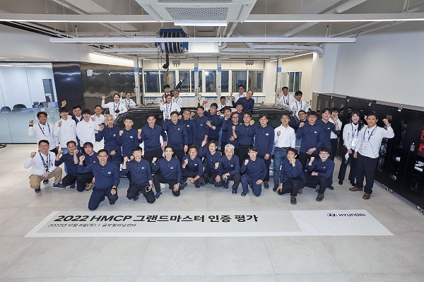 ‘2022 그랜드마스터 인증 평가’에 응시한 최우수 엔지니어들이 현대차 서울 글로벌러닝센터에서 기념 촬영을 하고 있다. [현대차 제공]