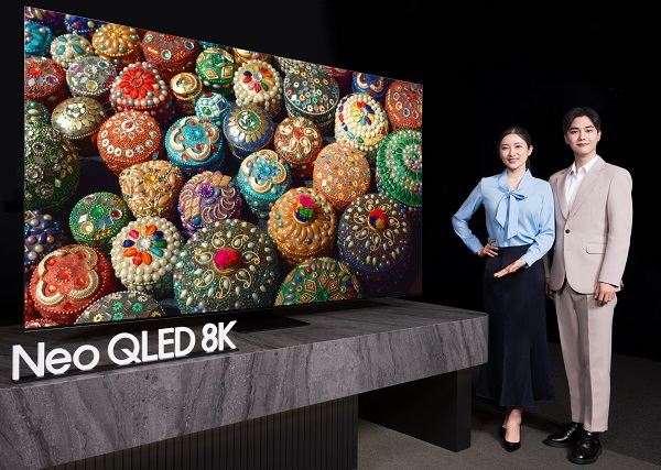 삼성전자 모델이 프리미엄 TV 시장을 주도하고 있는 Neo QLED 8K 2023년형 신제품을 소개하고 있다. [삼성전자 제공]