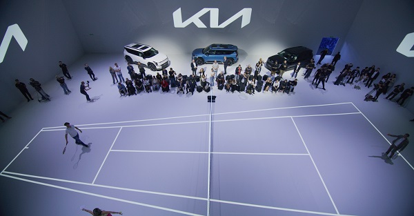 지난 18일(현지시간) 스페인 마드리드 IFEMA 컨벤션센터에서 열린 기아 EV9 차량 전달식 이후 라파엘 나달이 ‘더 아이콘 코트’에서 테니스 랠리를 선보이고 있다. [기아 제공]