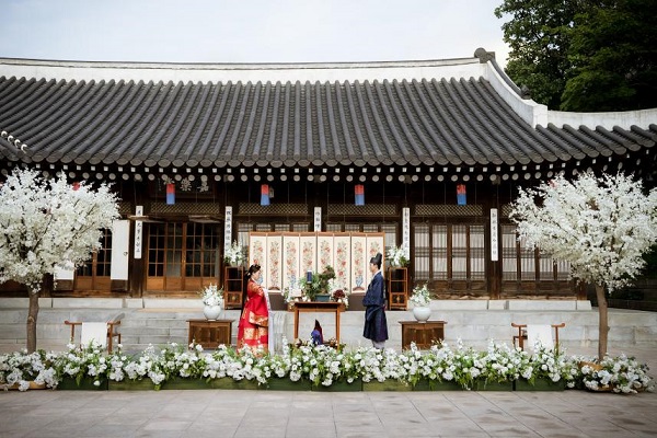한국의집에서 개최되는 전통혼례. [문화재청 제공]