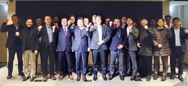 한국타이어앤테크놀로지 대표이사 이수일 부회장(왼쪽에서 다섯 번째)과 프로액티브 어워드 수상 임직원들이 기념 사진을 촬영하고 있다. [한국타이어 제공]