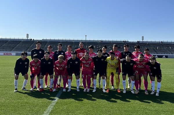 현대제철 레드엔젤스와 일본 세레소 오사카 선수들이 연습경기에 앞서 기념 사진을 촬영하고 있다. [현대제철 레드엔젤스 제공]