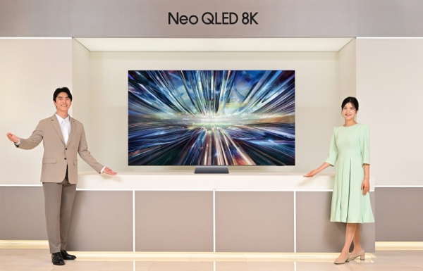 삼성전자 모델이 역대급 성능의 ‘3세대 AI 8K 프로세서’를 탑재한 2024년형 Neo QLED 8K TV 신제품을 소개하고 있다. [삼성전자 제공]