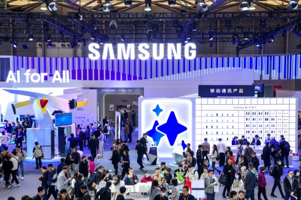 AWE 2024이 열리고 있는 중국 상하이 삼성전자 전시관에서 관람객들이 다양한 제품과 솔루션들을 체험하고 있다. [삼성전자 제공]
