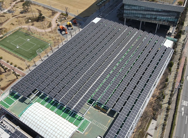 HD현대인프라코어 인천공장 주차장에 설치한 태양광 발전소. [HD현대에너지솔루션 제공]