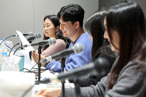 HD현대 MZ봉사단 목소리 기부 첫 활동…오디오북 단말기 15대 전달