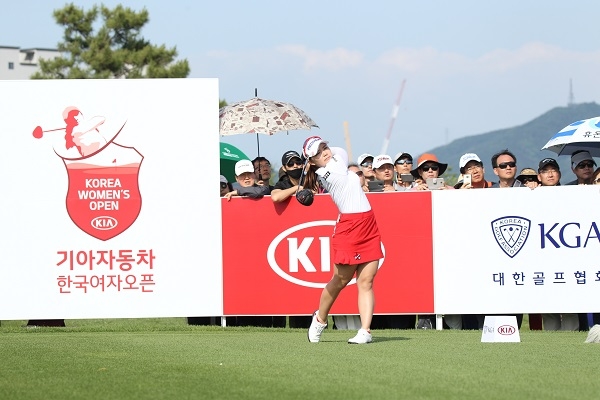 이다현 선수가 지난 제33회 한국여자오픈 대회에서 스윙을 하고 있다. [기아차 제공]