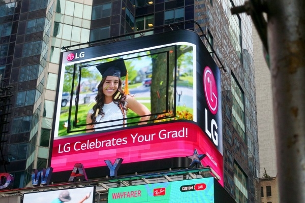 올해 학교를 졸업하는 졸업생 375명의 사진을 보여주고 있는 미국 뉴욕 타임스스퀘어 LG전자 LED 전광판. [LG전자 제공]