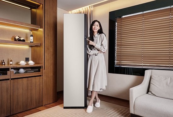 삼성전자 모델이 서울신라호텔에 마련된 'Experience room with 에어드레서'에서 차별화된 AI 의류청정 솔루션을 제공하는 맞춤 가전 '비스포크 에어드레서'를 소개하고 있다. [삼성전자 제공]
