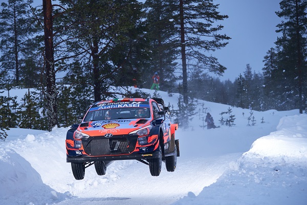 ‘2021 월드랠리챔피언십’ 2차 대회 핀란드 북극 랠리에서 현대자동차 ‘i20 쿠페 WRC’ 랠리카가 주행하고 있다. [현대차 제공]