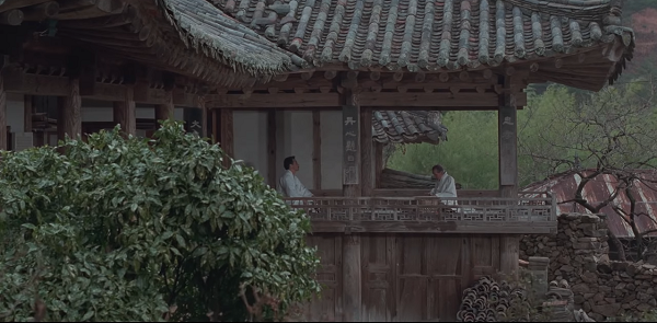 영화 ‘서편제’에서 김무규와 김명곤이 사랑채에 앉아 소리를 하고 있다. [영화 ‘서편제’ 캡처]