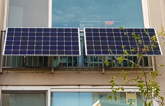 미니태양광 발전설비(모듈 2장)를 설치한 성남시내 아파트. [성남시 제공]