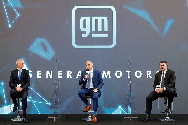 12일 GM의 한국 디자인 센터에서 온라인으로 진행된 GM 미래 성장 미디어 간담회에서 스티브 키퍼 GM 수석부사장 겸 해외사업부문 사장(가운데), 카허 카젬 한국지엠 사장(오른쪽), 로베르토 렘펠 지엠테크니컬센터코리아 사장(왼쪽)이 참석자들의 질문에 답하고 있다. [한국지엠 제공]