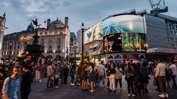 영국 런던 피카딜리 광장의 대형 LED 전광판에서 '2030 부산세계박람회' 홍보 영상이 송출되고 있다. [삼성전자 제공]