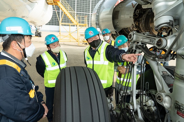 우기홍 사장(왼쪽 세번째)과 임원들이 A330 항공기의 랜딩기어 점검과정을 살펴보고 있다. [대한항공 제공]