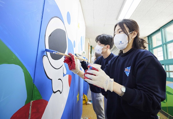 지난달 31일 서울중동초등학교에서 기업은행 신입행원들이 ‘사랑의 벽화그리기’ 봉사활동에 참여하고 있다. [IBK기업은행 제공]