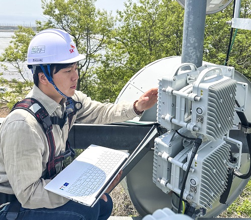 SKT 직원들이 도서 지역에 설치된 5G 마이크로웨이브 통신 장비를 점검하고 있다. [SK텔레콤 제공]