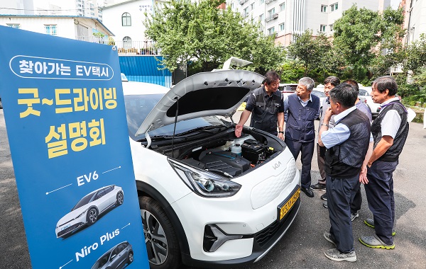 지난 19일 서울 개인택시 남서지부 소속 택시 운전자들이 기아의 전기차 택시 고객 대상 안전 교육 프로그램 ‘찾아가는 EV 택시 굿 드라이빙’에 참여하고 있다. [기아 제공]