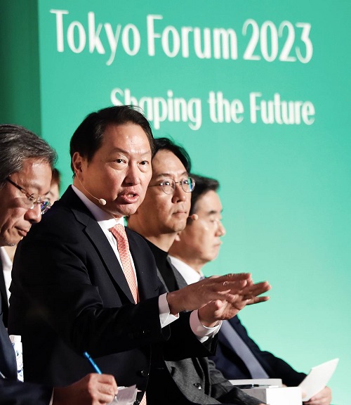 최태원 SK그룹 회장이 지난달 30일 일본 도쿄대에서 열린 '도쿄포럼 2023'의 비즈니스 리더스 세션에서 발언하고 있다. [SK 제공]