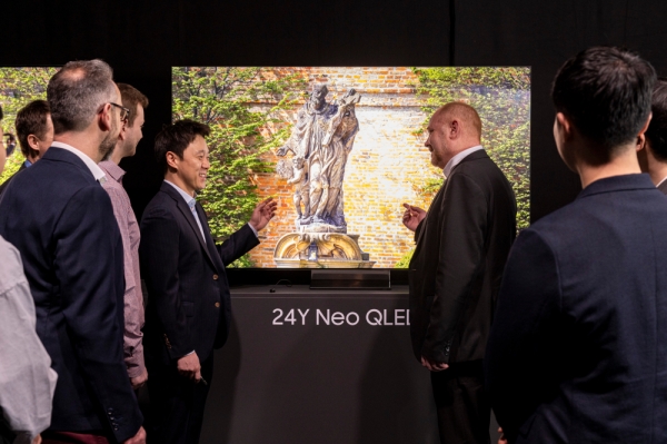 지난 20일(현지시간) 독일 프랑크푸르트 ‘2024 유럽 테크세미나’에서 참석자들이 삼성전자의 2024년형 Neo QLED 8K 신제품을 살펴보고 있다. [삼성전자 제공]