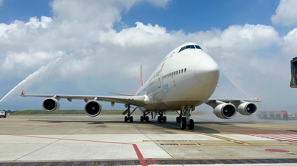아시아나항공 B747 여객기가 25일(현지시간) 타이베이 타오위안 국제공항에 도착해 마지막 운항 기념 물대포 환영(Water Salute)을 받고 있다. [아시아나항공 제공]