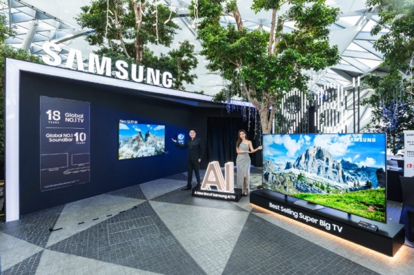 삼성전자가 지난 28일 싱가포르공항 ‘쥬얼 창이’에서 TV 신제품 체험존을 오픈했다. 삼성전자 직원과 모델이 체험존 방문객을 맞이하고 있다. [삼성전자 제공]